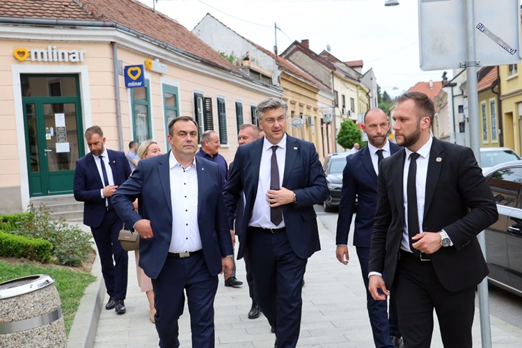 Plenković u Krapini: Glas za HDZ je glas za stabilnost, ravnomjerni razvoj te veće plaće i mirovine! Kaznimo bezveznjake, podržimo one koji su ozbiljni!