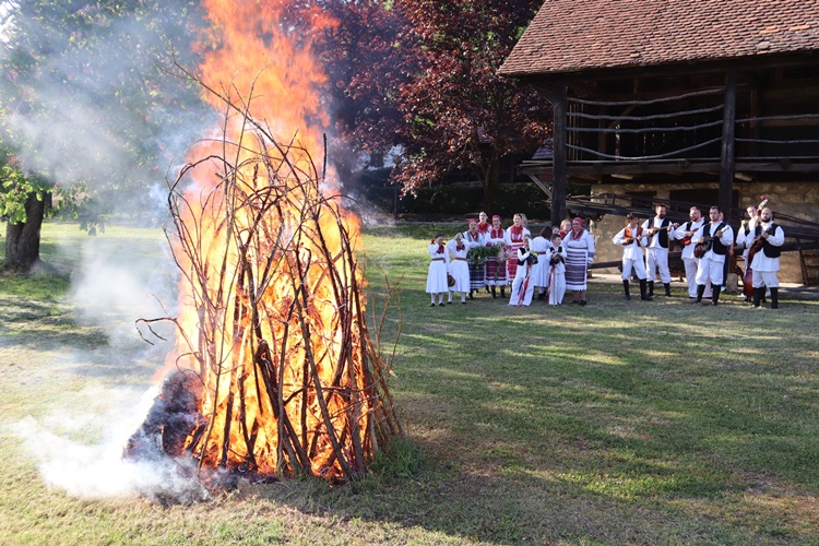 U Muzeju „Staro selo“ Kumrovec održana tradicionalna manifestacija „Ophodi Jure zelenog“ i otvorena gostujuće izložbe Muzeja na prostem Rogatec „Donačka gora“