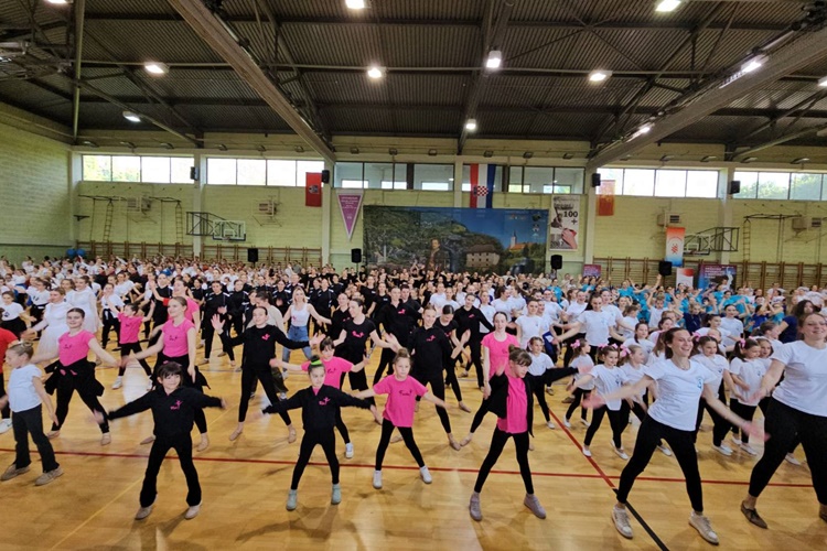 Čak 800 mažoretkinja zaplesalo na „Rim Tim Tagi Dim”, Gregurović poručio: Nadam se da ćete iz Krapine ponijeti lijepe uspomene