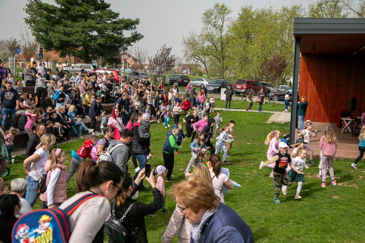 Na Uskrsni ponedjeljak: U parku Velika graba u Sračincu uživali brojni mališani i njihovi roditelji