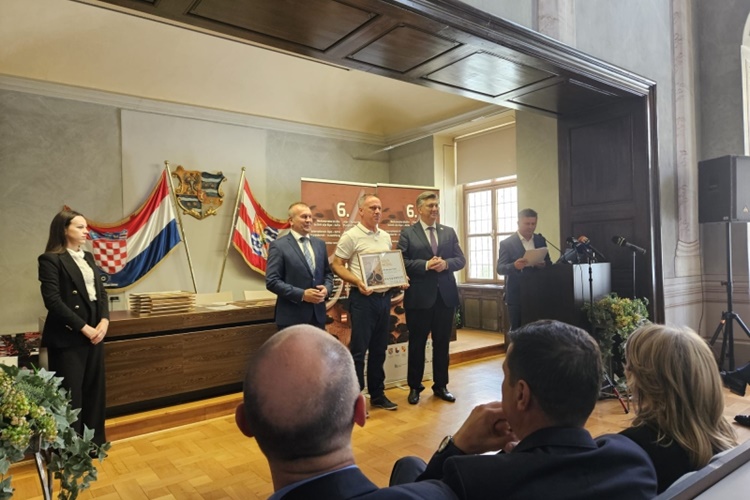 OPG Miroslav Harači osvojio zlato na izložbi u Varaždinu, čestitao mu zamjenik župana Ljubić