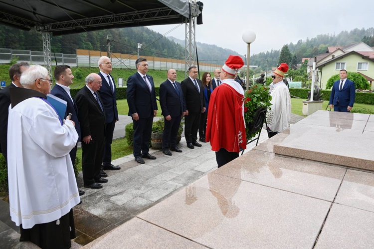 Povodom 79. obljetnice Križnog puta: Premijer Andrej Plenković sa izaslanstvom, odao počast svim žrtvama kod zajedničke grobnice u Maclju