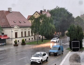 Olujno vrijeme stiglo i na sjever Hrvatske! U Varaždinu jaka kiša popraćena grmljavinom