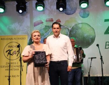 Mirela Bačani Đunđek sa skladbom „Stara dekla” osvojila srca žirija i pobijedila na 56. festivalu Igrajte nam mužikaši