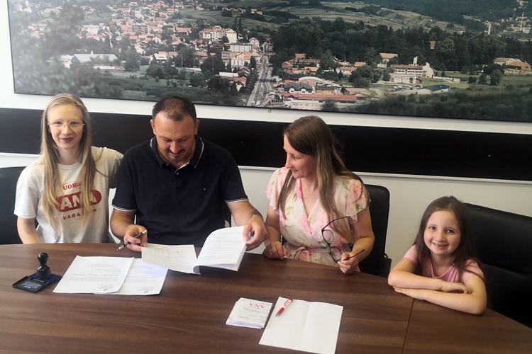 Jenkač potpisao ugovor o dodjeli sredstava s Udrugom za pomoć djeci i obiteljima Ana